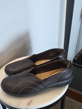 Clarks Women’s Slip-On Leather Loafers in Dark Brown Size 8